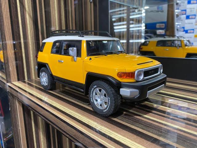 Toyota FJ Cruiser Diecast SUV – 1:24 Scale (8-Inch) Metal Model Car